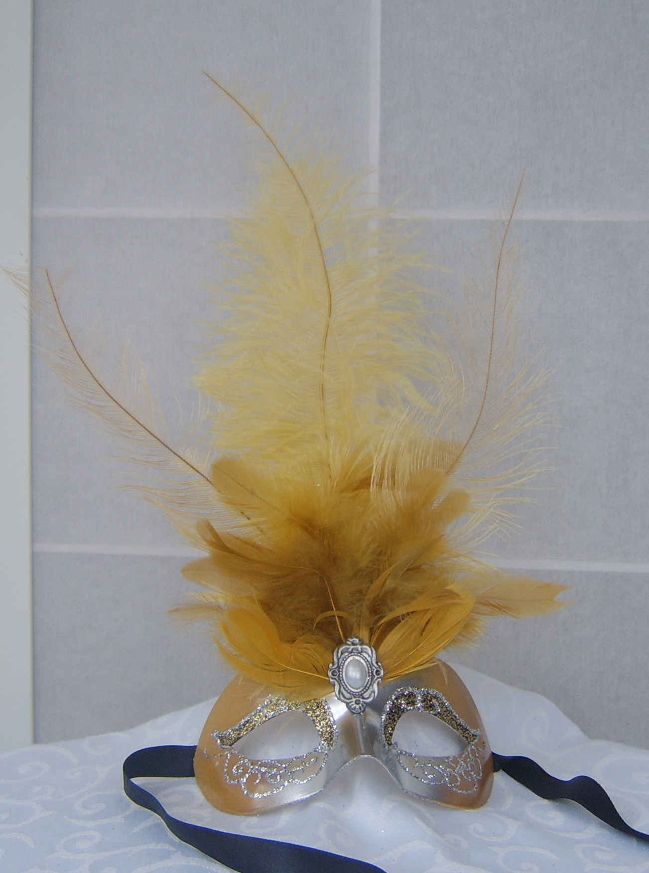Mask with feathers (children size 3-7 years)